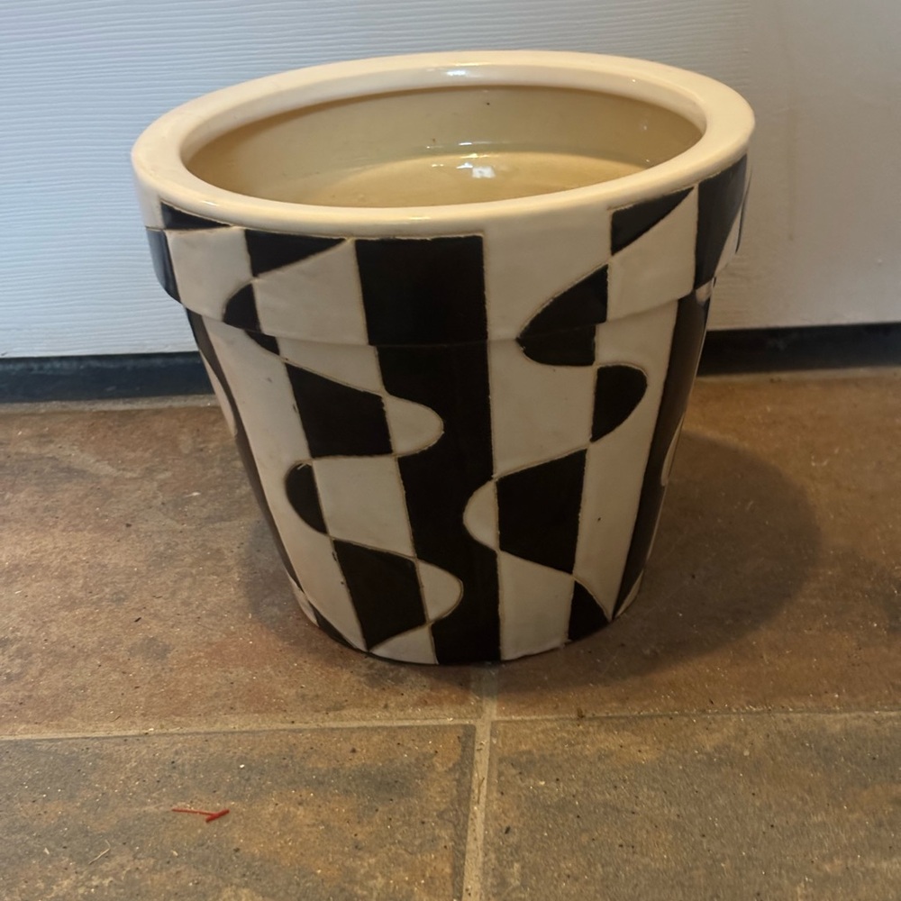Black and White Flower Planter Great Condition